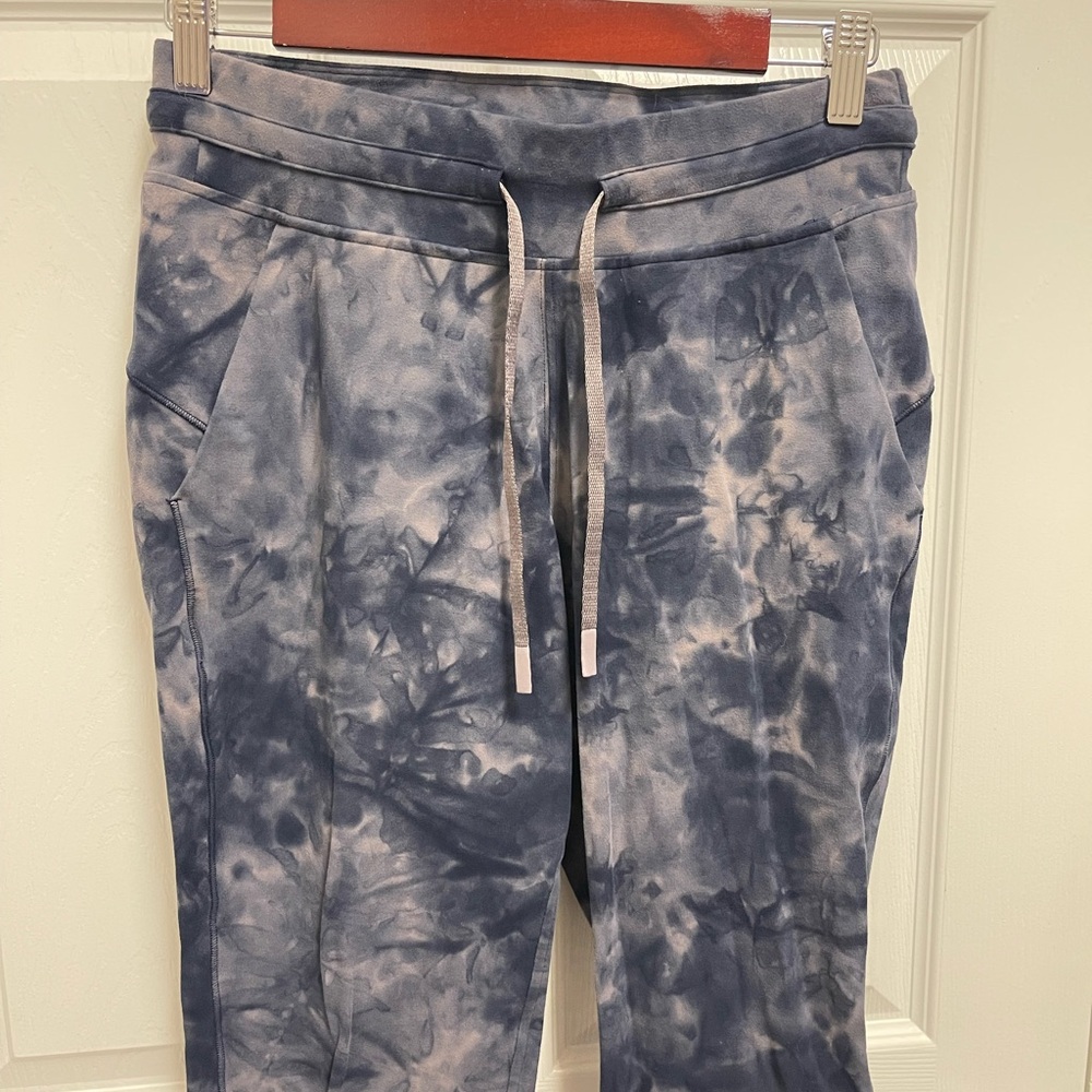 Lululemon Dye Pattern Cropped Joggers - image 2